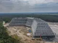 Ogromny hotel Gołębiewski w budowie, otoczony lasem. Zastanawiasz się, ile kosztuje pobyt w hotelu Gołębiewskim?