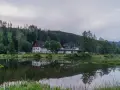 Malowniczy hotel nad jeziorem, idealne miejsce, by odpocząć i zastanowić się, co robić w Wiśle.