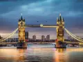 Tower Bridge w Londynie nocą, idealne miejsce na nocleg, jeśli zastanawiasz się, gdzie najlepiej spać w Londynie.