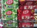 Japońskie Kit Katy: wasabi i truskawka. Idealne, by przywieźć z Japonii coś nietypowego.