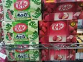 Zastanawiasz się, co przywieźć z Tokio? Pudełka KitKat o smaku wasabi i truskawki to idealny, nietypowy wybór.