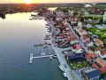 Malownicze miasteczko nad jeziorem, z mariną pełną łodzi i urokliwą zabudową. Idealne miejsce na weekendowe mikołajki, co warto zobaczyć?