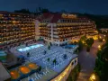 Hotel Gołębiewski nocą, z basenami i leżakami. Kamera uchwyciła piękny widok.