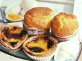 Pyszne babeczki i dwa pastel de nata – idealne, by dowiedzieć się, co przywieźć z Portugalii jedzenie.