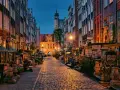 Urokliwa ulica w Gdańsku, pełna kamienic i latarni, to jedno z mało znanych miejsc na Pomorzu, które warto odkryć.
