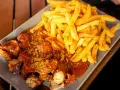 Currywurst z frytkami, klasyka, co zjeść w Berlinie. Pyszne danie na talerzu.