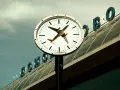 Zegar lotniskowy z samolotem zamiast wskazówki. Zastanawiasz się, ile wcześniej trzeba być na lotnisku z bagażem podręcznym?