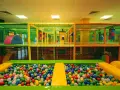 Kolorowa sala zabaw Wisła pełna zjeżdżalni, tuneli i basenu z piłeczkami. Dzieci będą zachwycone!