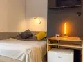 Przytulny pokój z łóżkiem, ozdobną lampą i lodówką. Idealne miejsce na **weekend w Karpaczu**.
