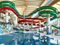 Wesoły aquapark z hotelem oferuje zjeżdżalnie w kolorach czerwonym i zielonym, basen i mnóstwo zabawy.