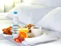 Czy woda w hotelu jest za darmo? Odkryj zasady i pułapki