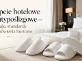 Białe kapcie hotelowe i antypoślizgowe na łóżku. Dowiedz się, czy kapcie hotelowe można zabrać ze sobą.