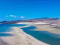 Piękne plaże Sotavento z turkusową wodą i piaszczystymi wydmami, w tle góry.