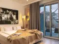 Nowe spojrzenie na to, co oznacza hotel dla dorosłych: przytulna sypialnia z widokiem na naturę i hamak.