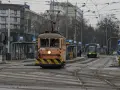 Gdy pada w Szczecinie, można wsiąść do tramwaju i podziwiać miasto z okna. Dwa tramwaje na torach, jeden pomarańczowy, drugi zielony.