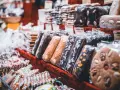 Słodkości na wiedeńskim jarmarku – idealne, by dowiedzieć się, co warto przywieźć z Wiednia. Pierniki, czekoladowe batoniki i inne smakołyki.