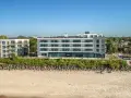 Nowoczesny hotel nad samym morzem, z widokiem na piaszczystą plażę i sosnowy las. Idealne miejsce na wakacje.