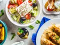 Pyszne souvlaki, sałatka grecka, pieczone ziemniaki i oliwki – to idealne smaki, co przywieźć z Cypru do jedzenia.