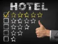 Ocena hotelu: zaznaczony pierwszy kwadrat i cztery złote gwiazdki. Kciuk w górę. 4-gwiazdkowy hotel zasługuje na pochwałę.