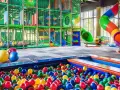 Kolorowy plac zabaw z basenem kulkowym i zjeżdżalniami. Idealne miejsce w hotelach z animacjami dla dzieci.