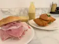 Dwa pyszne sandwicze, jeden z szynką, drugi z panierowanym kotletem, idealne, by sprawdzić, co warto zjeść w Wiedniu.