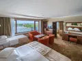 Pokój w Hotelu Gołębiewski w Mikołajkach, z widokiem na jezioro. Hotel ma 4 gwiazdki.