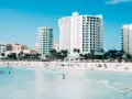 Piękna plaża z turkusową wodą i hotelami w tle. Zastanawiasz się, ile się leci do Meksyku, by tu dotrzeć?