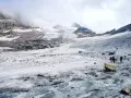 Grupa turystów wędruje po lodowcu w kierunku majestatycznego masywu Monte Rosa.