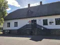 Muzeum Beskidzkie w Wiśle, z charakterystyczną kamienną podmurówką i drewnianymi schodami, zaprasza do odkrywania historii regionu.