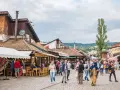Tłoczny bazar w Sarajewie, idealne miejsce na bośnia i hercegowina wakacje. Ludzie spacerują, kupują pamiątki i jedzą w kawiarniach.