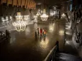 Rodzina zwiedza Kaplicę św. Kingi w Kopalni Soli Wieliczka. Bilety do kopalni warto kupić online.