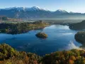 Jezioro Bled ze swoją malowniczą wyspą i kościołem to jedno z najpiękniejszych miejsc w Słowenii. W tle widać ośnieżone góry.
