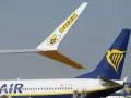 Samolot Buzz z pszczółką i napisami "BUZZ" oraz samolot Ryanair. Gotowe do lotu czarterowego.