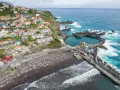 Wyspa Madera, czarna plaża, naturalne baseny wulkaniczne i kolorowe domki na klifie. Idealne miejsce, gdzie najlepiej spać na Maderze, blisko natury i oceanu.