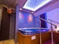 Relaks w jacuzzi i prysznic z drewnianej bani w klimatycznym spa dla dwojga.