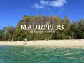 Mauritius: zobacz plażę z turkusową wodą i majestatyczną górą w tle. Idealne miejsce na wakacje!