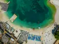 Widok z lotu ptaka na **Albania plaże** z turkusową wodą, leżakami i parasolami.