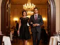 Elegancka para w hotelowej restauracji. Ona w czarnej sukience, on w garniturze. Idealny przykład, jak się ubrać na kolację w hotelu na wakacjach.