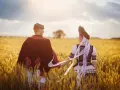 Para w strojach ludowych trzyma się za ręce na polu pszenicy. Ciekawe chorwackie ciekawostki o tradycjach.