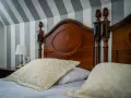Wygodne łóżko w hotelu, idealne na służbowy nocleg. Pytanie, czy można służbowo nocować w hotelu, jest tu nieistotne, bo komfort jest najważniejszy.