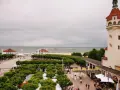 Sopot, jedno z urokliwych miast w Polsce, z charakterystyczną wieżą i widokiem na morze.