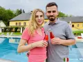 Para z napojami przy basenie. Taki nocleg tranzytowy to idealny przystanek w podróży.