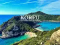Widok na zatokę z turkusową wodą i plażą. Idealne miejsce, by odkryć, co zobaczyć na Korfu.