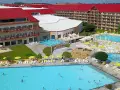 Hotel Gołębiewski Mikołajki: basen zewnętrzny z mnóstwem leżaków i parasoli. Sprawdź cennik i zaplanuj wakacje!