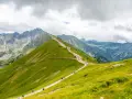 Szlak turystyczny w Tatrach. Wędrowcy podziwiają malownicze krajobrazy, odkrywając atrakcje w górach.
