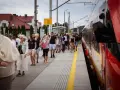Ludzie na peronie czekają na pociąg SKM w Warszawie. Wszyscy mają bilety i gotowi są do podróży.