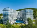 Nowoczesny hotel Crystal w Wiśle, z basenem i tarasami, otoczony zielenią. Idealne miejsce na górski relaks w Wiśle Mountain Spa.