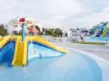 Kolorowy hotel z parkiem wodnym dla dzieci oferuje mnóstwo atrakcji, w tym zjeżdżalnie i baseny.