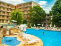 Hotel z basenem i leżakami, idealne miejsce na booking bonu turystycznego.