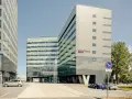 Nowoczesny budynek Courtyard by Marriott w Gdyni, z charakterystyczną, falistą fasadą i przeszklonym parterem.